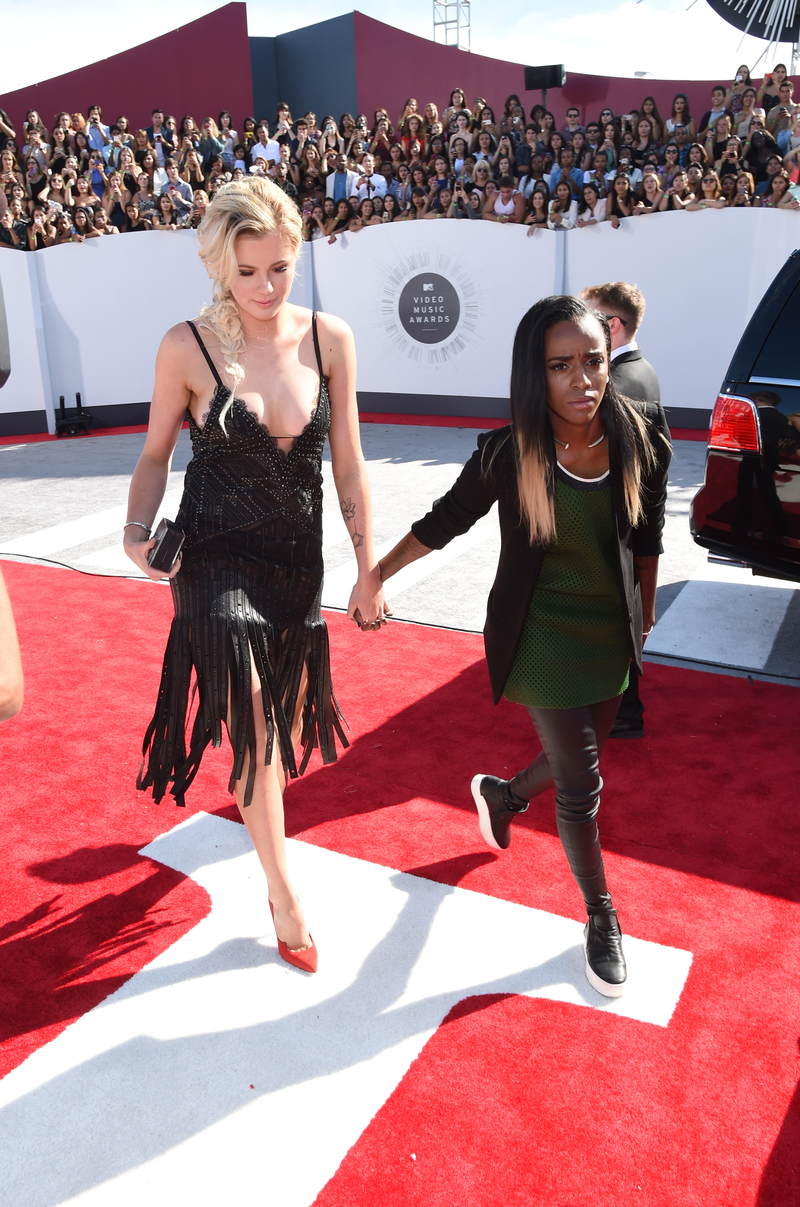 Illustration for article titled Ireland Baldwin and Angel Haze Arrived Hand in Hand at VMAs